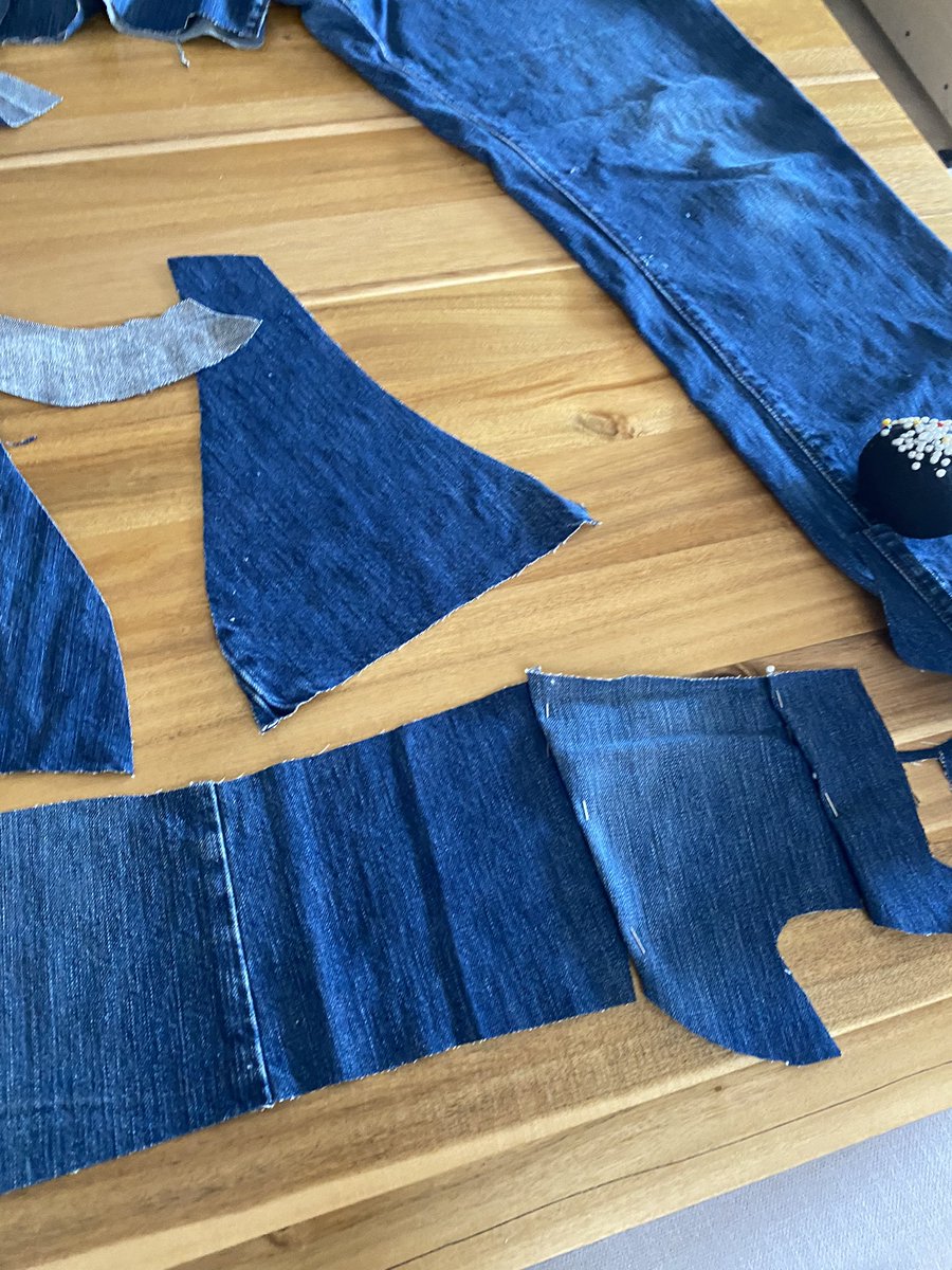 MADEBYTASH's tweet photo. Reworking thrifted jeans into a denim top Made By Tash https://t.co/DWYYK2brJX