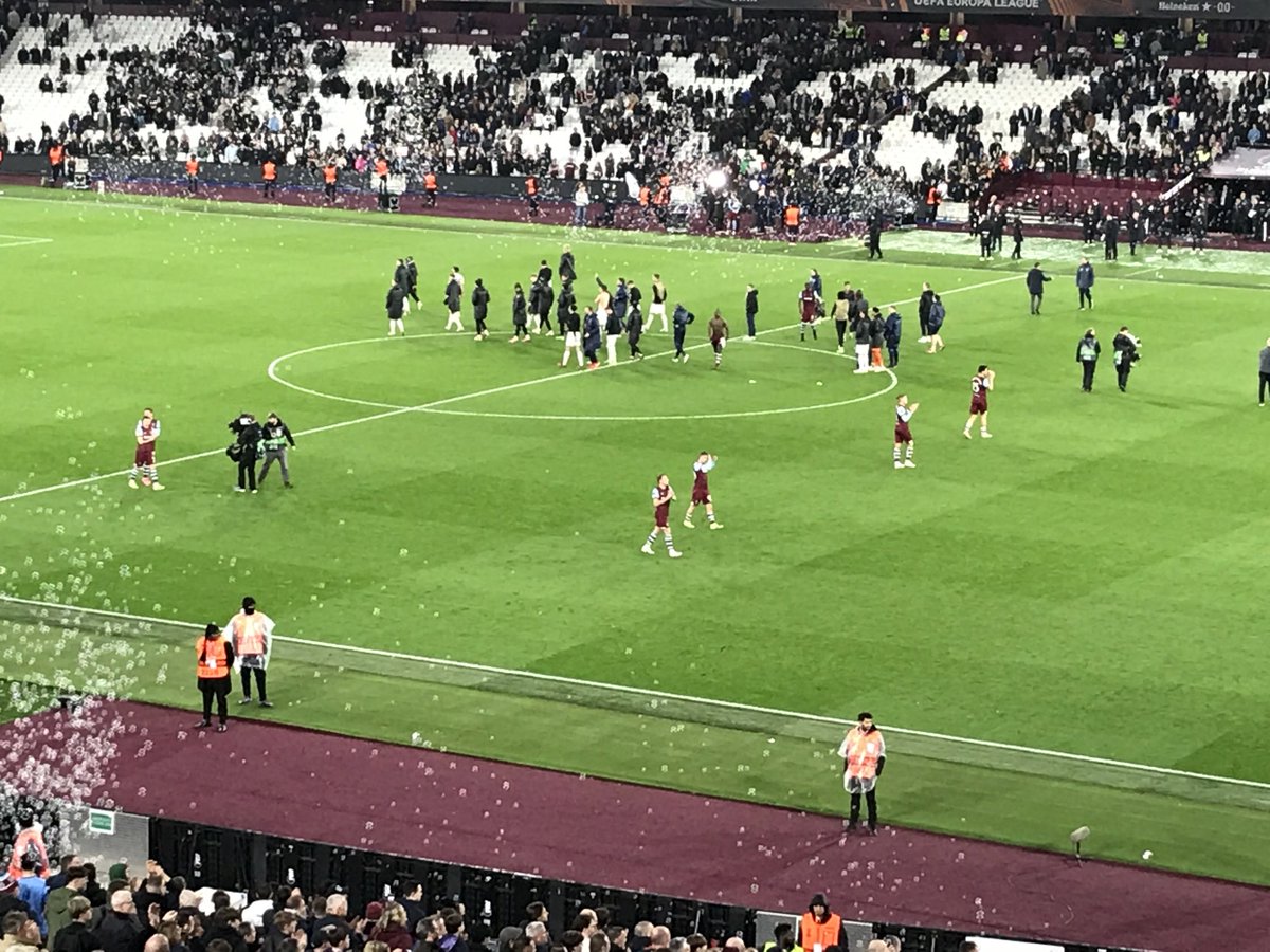 West Ham players receive hugely deserved standing ovation after 5-0 defeat of Freiburg! One of Kudus’s goals a candidate for the best-ever West Ham goal at the London Stadium #COYI
