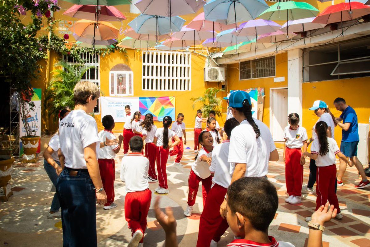 Estoy muy feliz de poder contribuir en este esfuerzo conjunto que fortalece la educación en Colombia. 🇨🇴 Esta alianza entre @mineducacion y la empresa Ferrero es un grano de arena maravilloso para que niños y niñas tengan mejores oportunidades. 👦🏻👧🏽👦🏾👧🏼