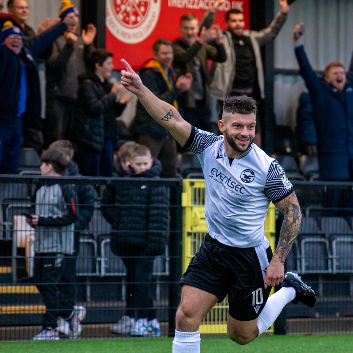 bangorfc's tweet photo. 🙋🏼‍♂️Hands up if you love 𝗙𝗿𝗶𝗱𝗮𝘆 𝗻𝗶𝗴𝗵𝘁 football 

With just 8️⃣ games left in the #PlayrFitChamp, we need ＹＯＵ with us for the run in. 

Make sure you’re at Clandeboye Park tomorrow night supporting the Seasiders. 

🟡🔵 https://t.co/48MkWWZcOv
