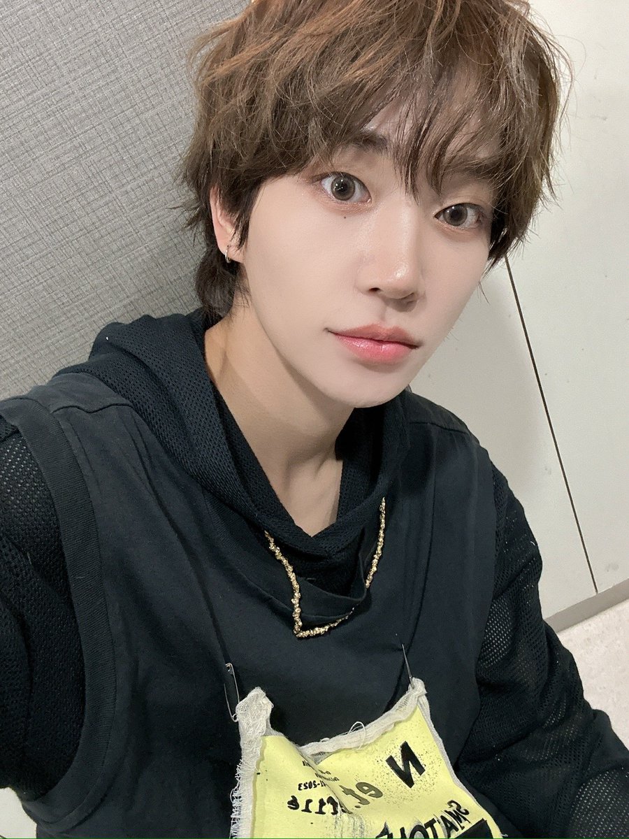 nomadchile's tweet photo. Selfies de #Sangha subidas a b.stage en las presentaciones de 'No Pressure' 🌴 (1/3)

🎤 #NOMAD #노매드 @NOMAD_is_here https://t.co/ARQ0cua30E