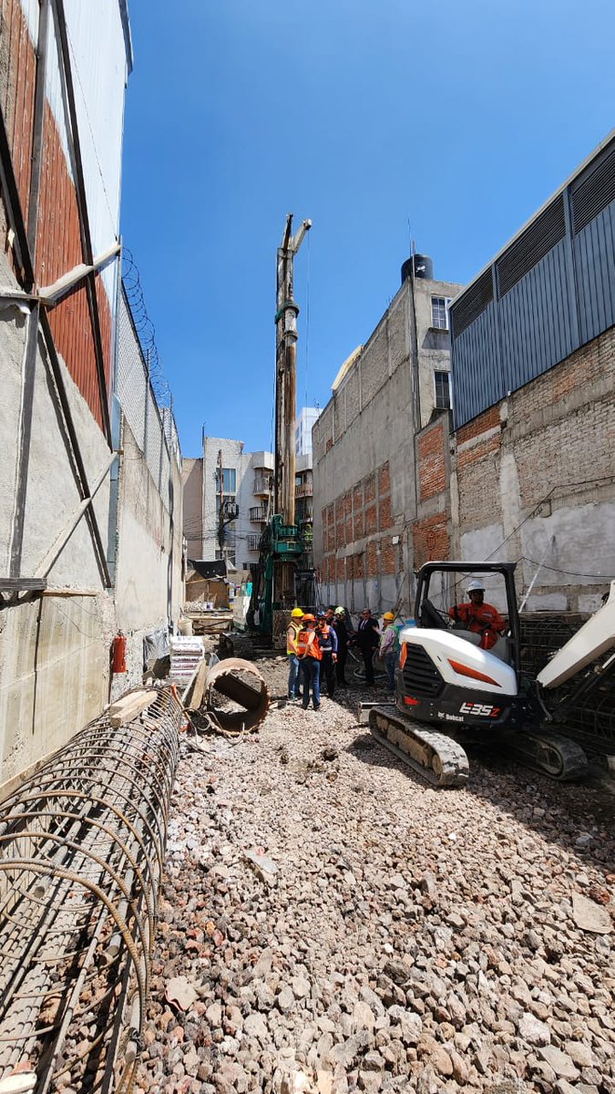 GCalderon_Metro's tweet image. Me encuentro al exterior de la interestación Eje Central y Parque de los Venados de Línea 12, en donde una empresa que realiza obras para la construcción de departamentos, perforó el túnel y provocó una filtración. Seguimos informando.