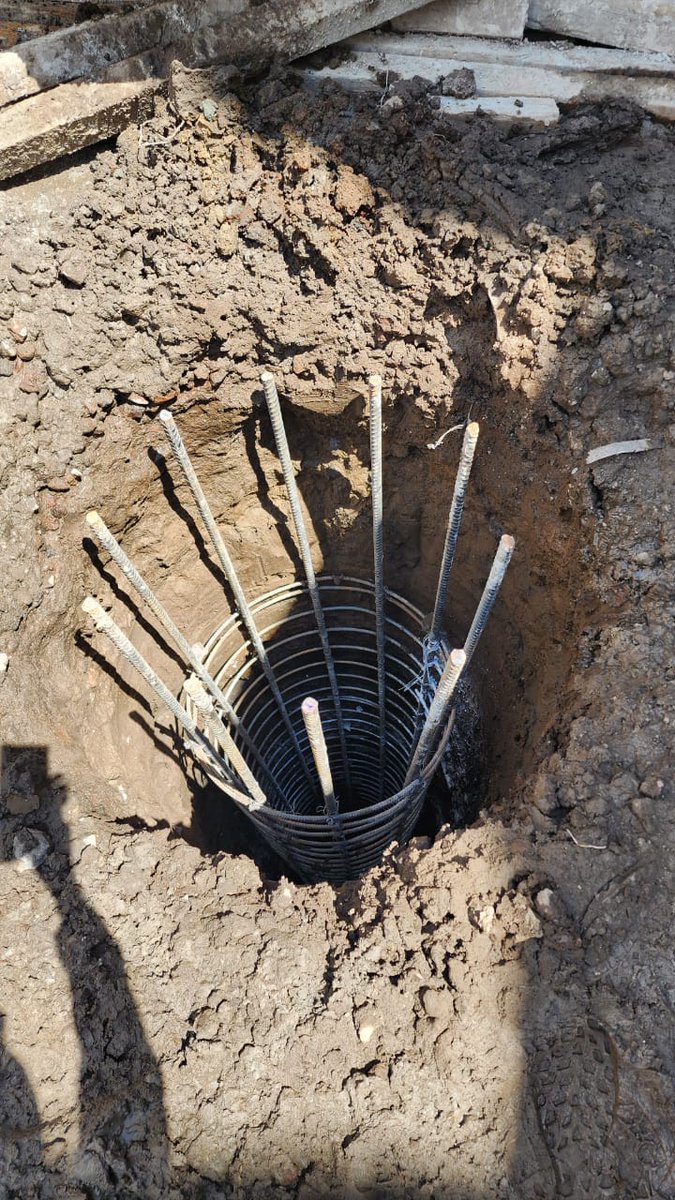 GCalderon_Metro's tweet image. Me encuentro al exterior de la interestación Eje Central y Parque de los Venados de Línea 12, en donde una empresa que realiza obras para la construcción de departamentos, perforó el túnel y provocó una filtración. Seguimos informando.