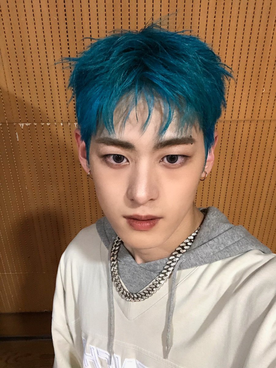 nomadchile's tweet photo. Selfies de #Junho subidas a b.stage en las presentaciones de 'No Pressure' 🌴 (1/3)

🎤 #NOMAD #노매드 @NOMAD_is_here https://t.co/qDiS6KAbpH
