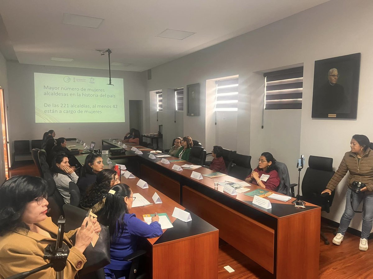 Continuamos con el taller “Tejiendo el empoderamiento de autoridades locales”
▶️presentes: alcaldesas, vicealcaldesas, concejalas del cantón y cantones cercanos.
Un grato recibimiento por parte de las anfitrionas <a href="/fonsvalencia/">Fons Valencià per la Solidaritat</a> <a href="/generalitat/">Generalitat</a> <a href="/GADBiblian/">GAD Biblián</a> #gadtisaleo