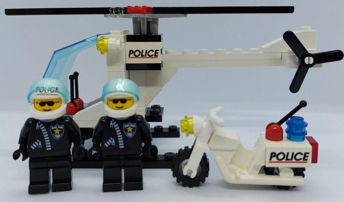 ShowYourLEGOonX's tweet photo. 6664 - Chopper Cops - Year 1993
#LEGO #LEGOPolice #LEGOriddle https://t.co/EunMrbyRpj