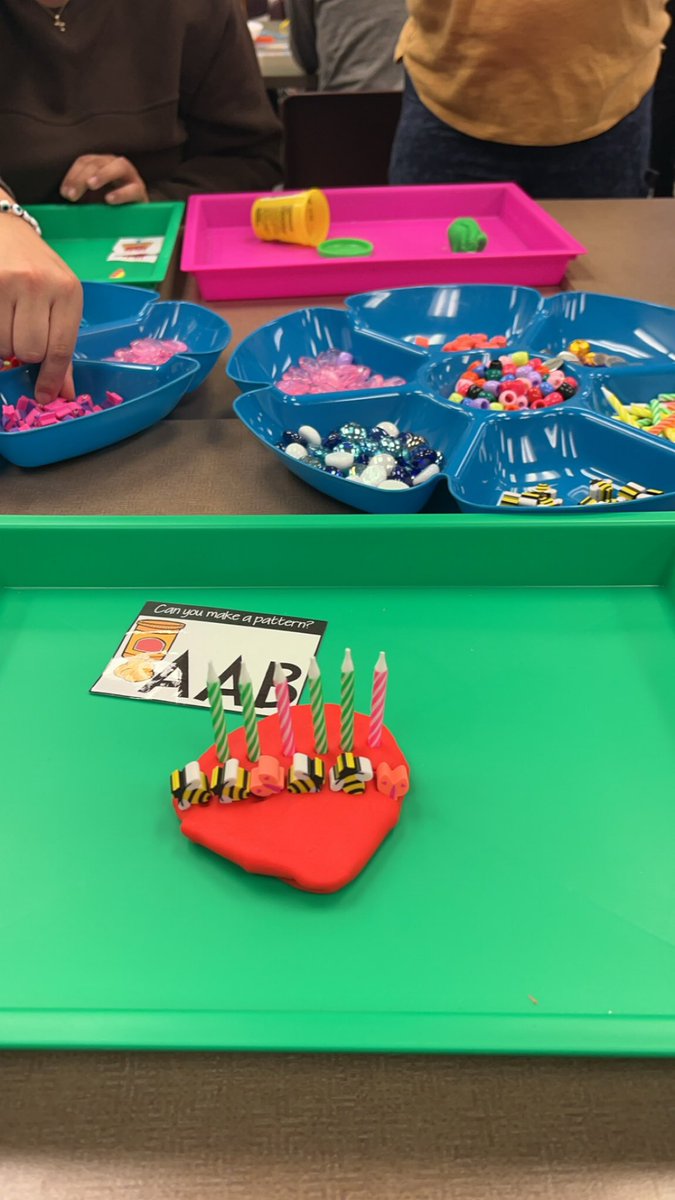 Learning some patterning in Jk/Sk by making some cakes! Loose parts and play-doh are great resources to help with fine motor skills and connecting to DLMB in the curriculum! 🎂 @EY_uwindsor