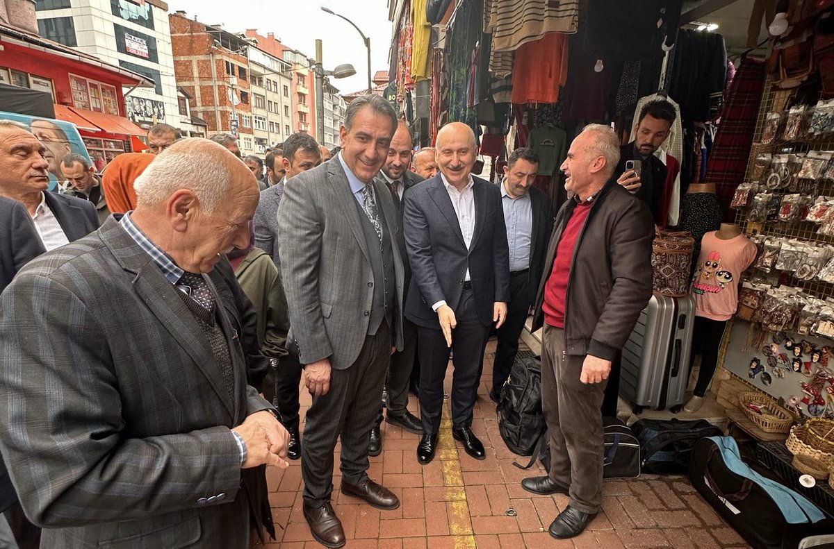 Bakanımız Sn. Adil Karaismailoğlu, Çarşı Mahallesi'ndeki esnaflarımızı ziyaret etti.

Daha mutlu, daha huzurlu, daha yaşanabilir bir Sürmene için #DurmakYokYolaDevam

#HazırızKararlıyız🇹🇷