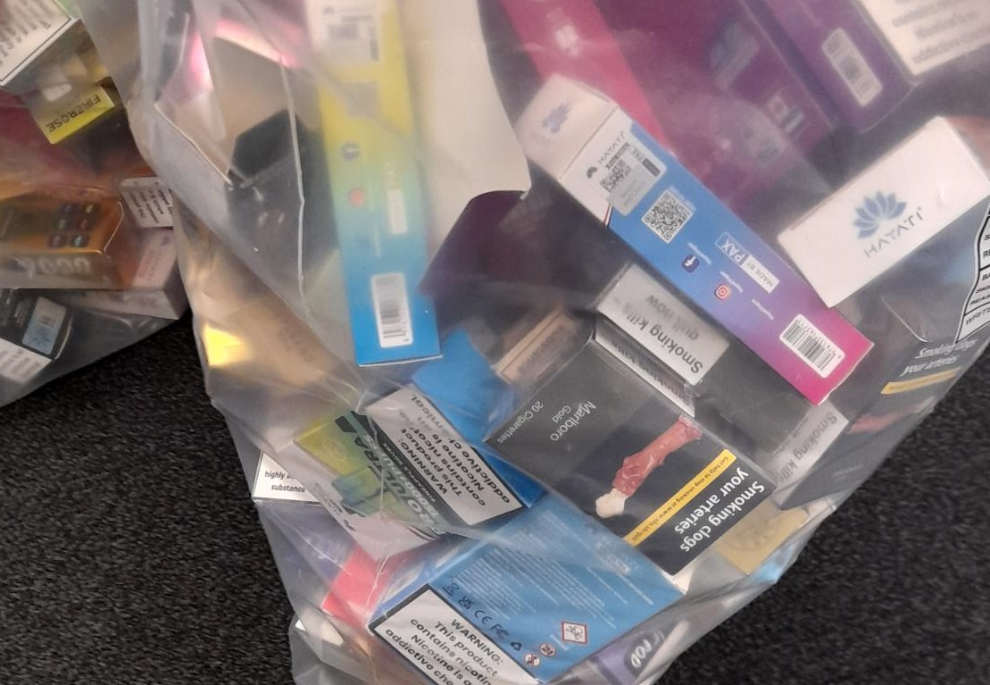 Today <a href="/NottmCityTS/">Trading Standards</a> &amp; @RadfordRdCops seized illegal vapes and tobacco from various shops in the city.  If you're selling vapes, make sure you know the law. Vapes with a tank size over 2ml (approx. 600 puffs) are illegal and must not be sold.  More advice ▶️ businesscompanion.info/en/quick-guide…