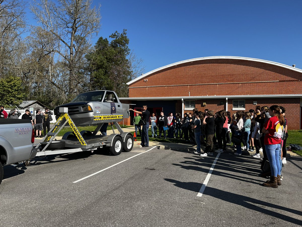 UrKeys2Drv's tweet photo. #UrKeys2Drv is at Verbena High School on this beautiful day! ☀️We’re talking to 7th - 12th graders about the importance of safe driving and how the choices we make affect our entire lives. 

@ASFFOUNDATION @ABC_underage @MADDNational @ChildrensAL @StateFarm https://t.co/4eXLvgOimf