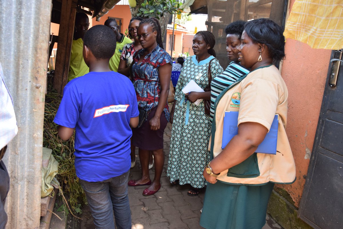NARO_MUZARDI's tweet photo. Today our team visited Dr. Jolly Kabirizi's Kyakuwa farm to share experiences on #urbanfarming and get empowered on #foodsecurity and utilization of agric waste i.e. beans and maize stover, banana peels  for animal feeds. 
 @narouganda  @BarbaraZawedde https://t.co/1SYvFGFl7j
