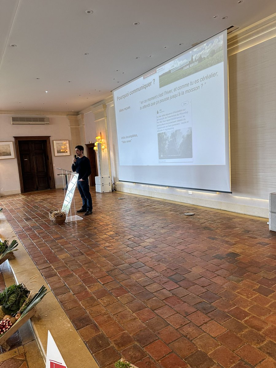 sevjeanneau's tweet photo. Aujourd’hui présentation de l’association @Fragritwittos et de la #commpositive sur les réseaux sociaux en trio avec 2 témoins qui ont partagé leur expérience @avocatdeschamps et @d_forge #agriculture https://t.co/YlZ49D0tZq