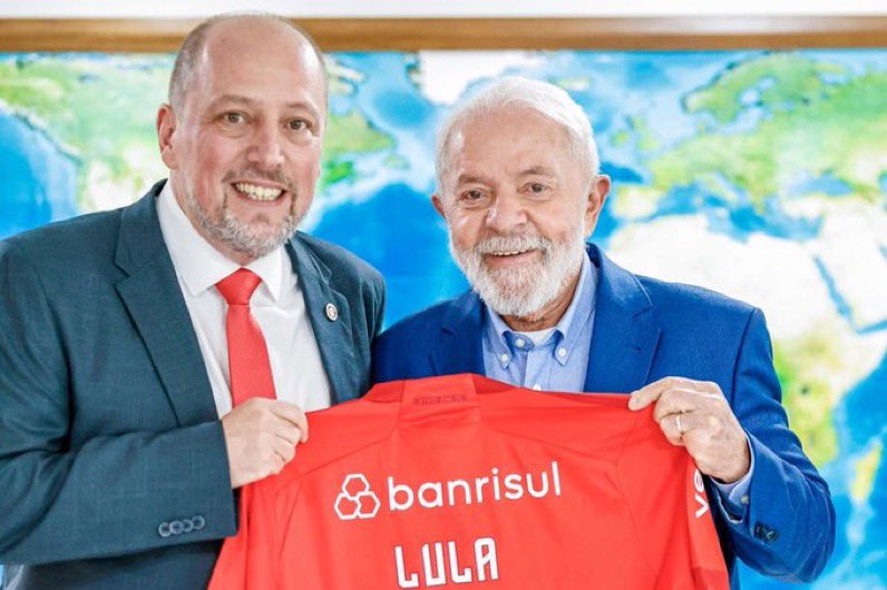 ZonaFutebol's tweet photo. Presidente do Inter, Alessandro Barcellos entrega camisa do clube ao presidente do Brasil Lula https://t.co/KlqGbfUoRw