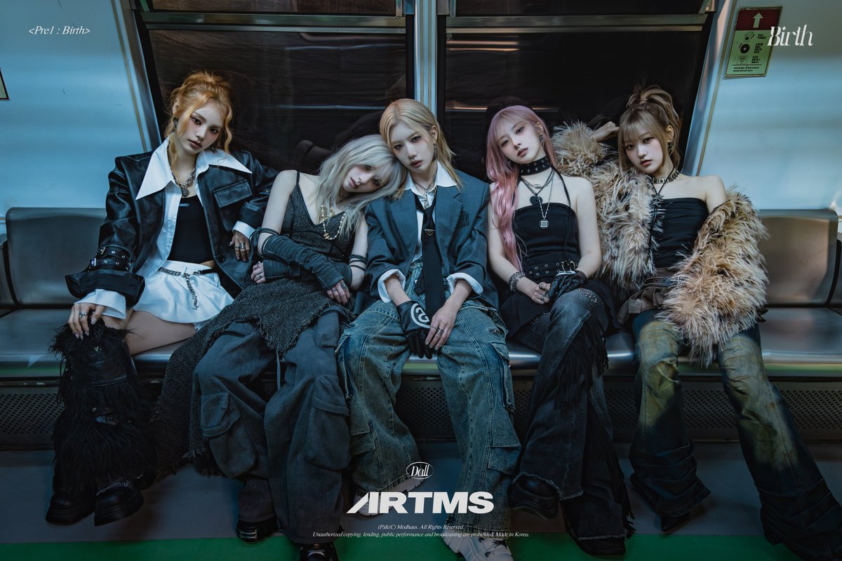 itgirlkahei's tweet image. its something about loona on a train