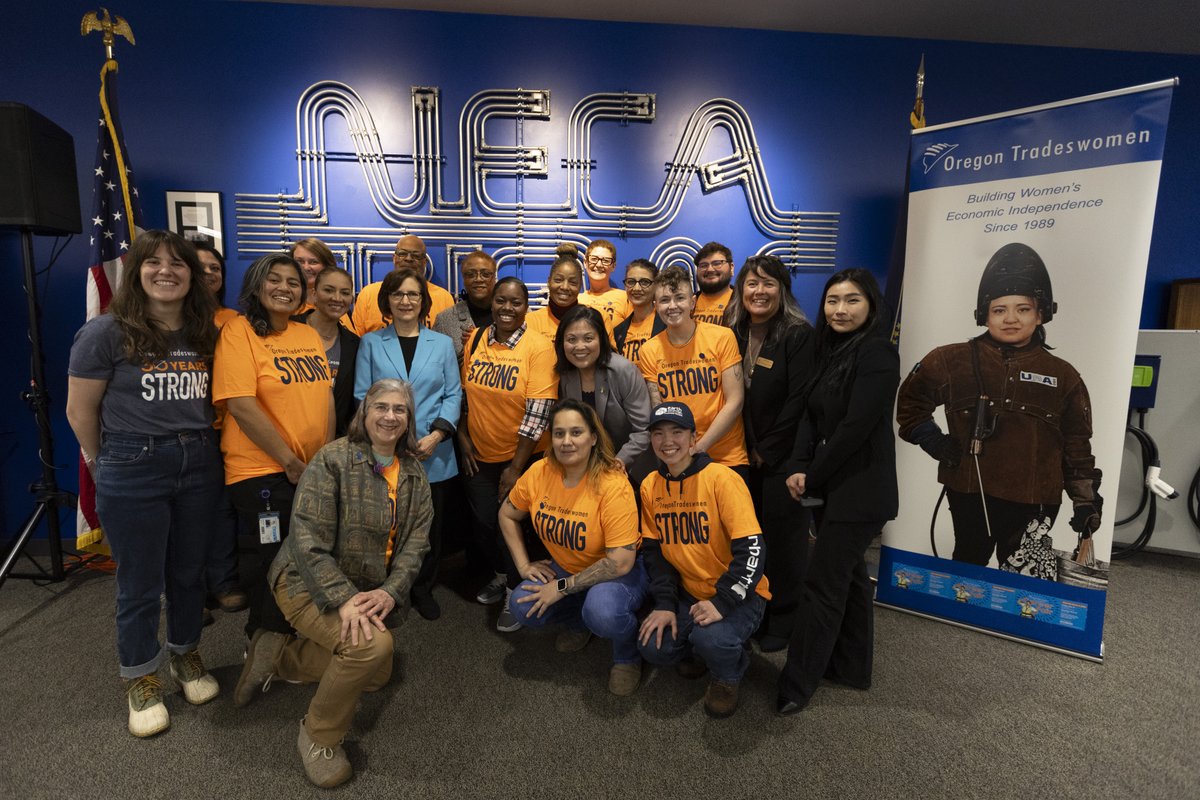 Great photo of @ActSecJulieSu (gray blazer) and WB Director Wendy Chun-Hoon (second from right) posing with workers trained by @ORTradeswomen at the @necaibew48 training center in Portland, Oregon. Read more about the Acting Secretary's visit here: portlandtribune.com/news/federal-o…