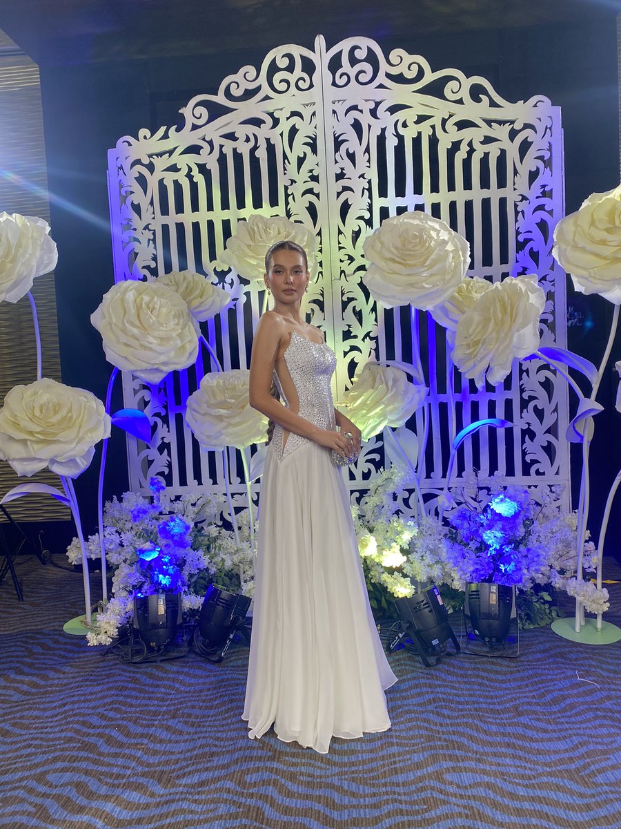 ABSCBNNews's tweet photo. Time stood still when Anji Salvacion arrived at #StarMagicalProm2024. #StarMagicalFairytaleNight (📷: @KikoEscuadro)   https://t.co/7RZknQlVfl