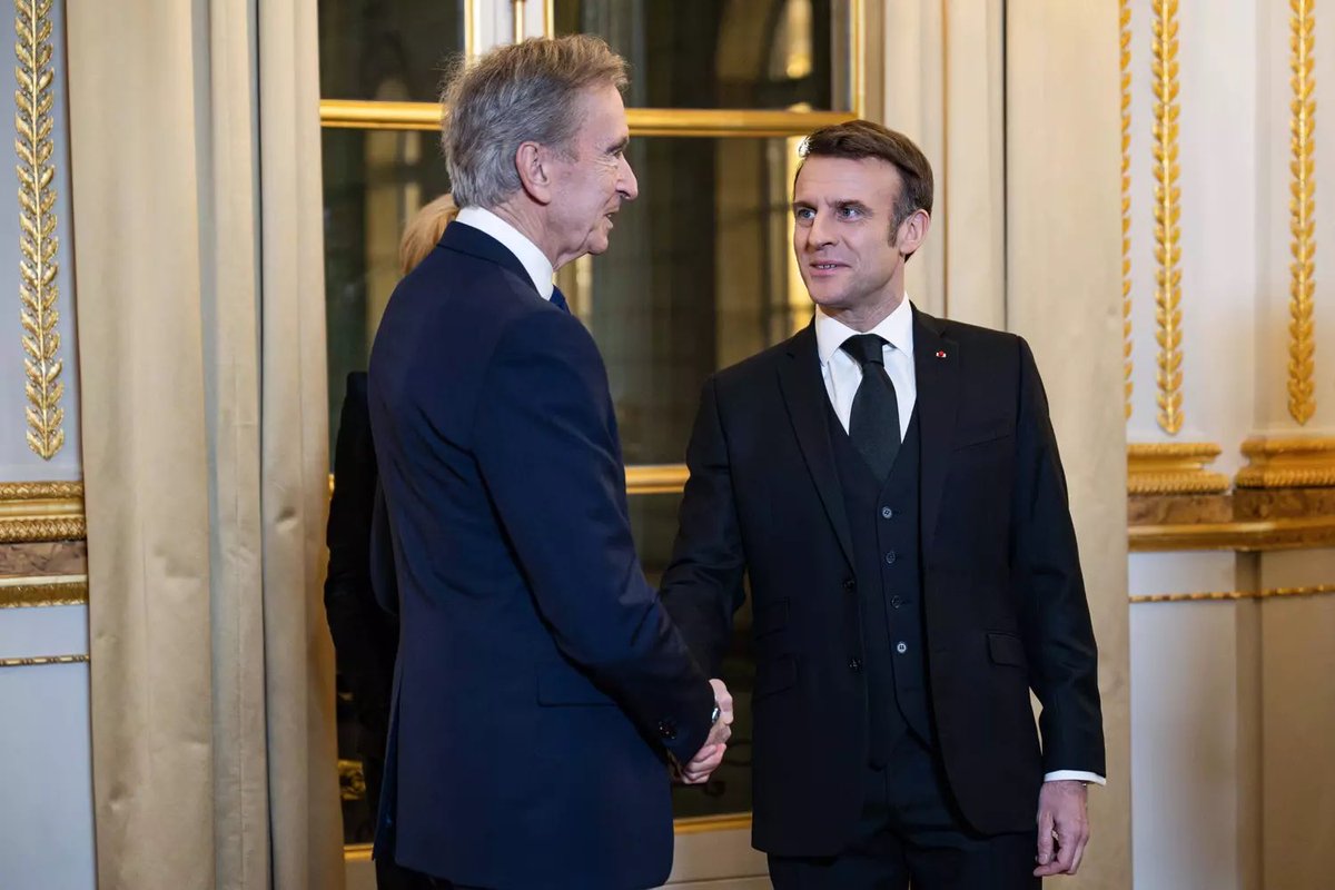 Lemonde24Fr's tweet photo. ⬛️ La cérémonie de remise de la grand-croix de la Légion d'honneur à Bernard Arnault, en présence de personnalités telles que Beyoncé, Elon Musk, Jeff Koons et Vincent Bolloré, met en lumière la reconnaissance de son influence mondiale dans le monde des affaires et de la culture https://t.co/4EVvyLOqzj