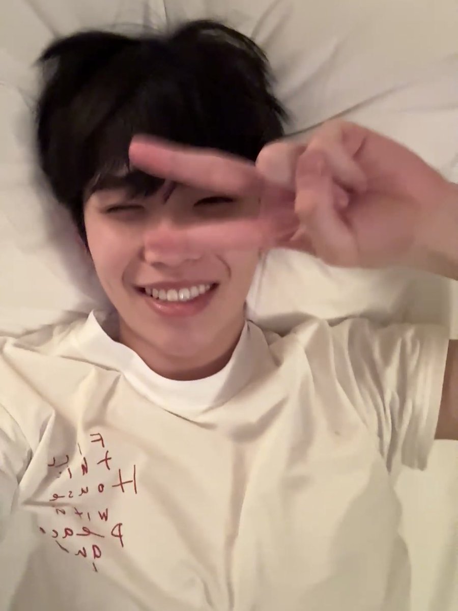 자기 전에 남자친구랑 영통하는 무드여서
마음이 존나 힘들다 ……….