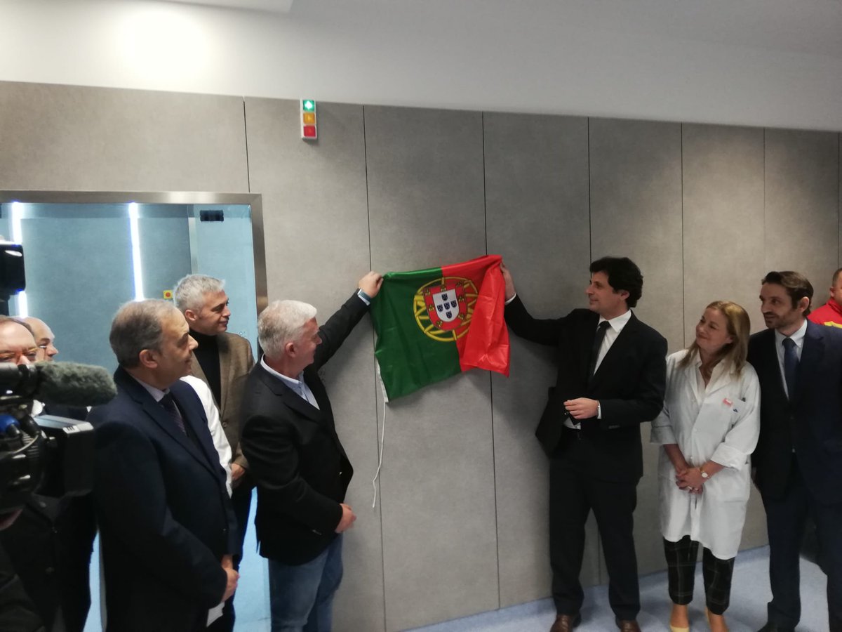 saude_pt's tweet photo. O Secretário de Estado da Saúde visita hoje a
Unidade Local de Saúde de Trás-os-Montes e Alto Douro. No Hospital de Vila Real, Ricardo Mestre inaugurou um novo acelerador linear, que vai reforçar a capacidade para tratamentos oncológicos em toda a região. #ulstmad #somossns https://t.co/DNM9Eh7zAs