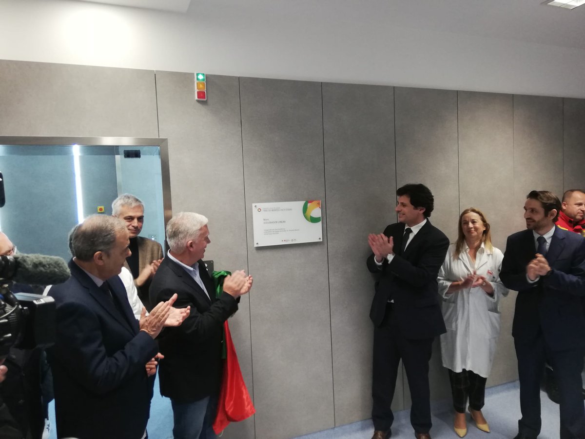 saude_pt's tweet photo. O Secretário de Estado da Saúde visita hoje a
Unidade Local de Saúde de Trás-os-Montes e Alto Douro. No Hospital de Vila Real, Ricardo Mestre inaugurou um novo acelerador linear, que vai reforçar a capacidade para tratamentos oncológicos em toda a região. #ulstmad #somossns https://t.co/DNM9Eh7zAs