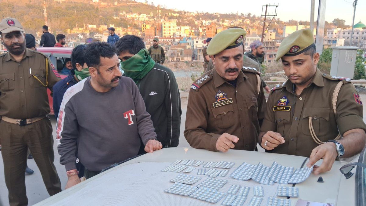 Jammu and Kashmir police in District Rajouri recovered 580 banned drugs/tablets, peddlers arrested. @JmuKmrPolice @ZPHQJammu @digrprange For more details click here: facebook.com/10006352279003…