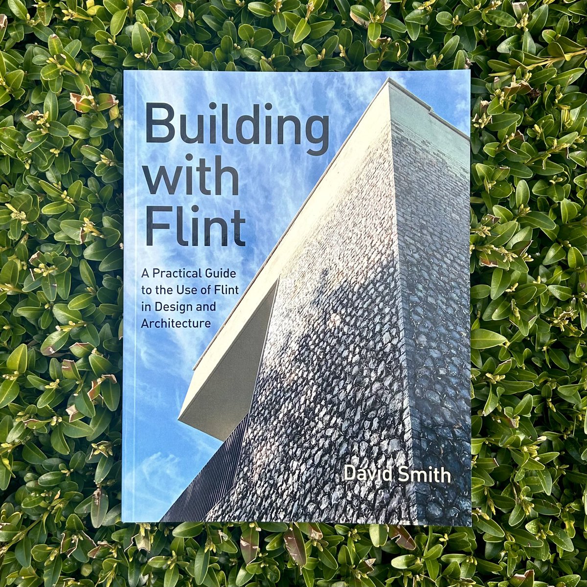 Congratulations to David Smith on the publication of Building with Flint. 

Available now at crowood.com 📚

@flintmancompany #crowood #thecrowoodpress #flintwork #flintknapping