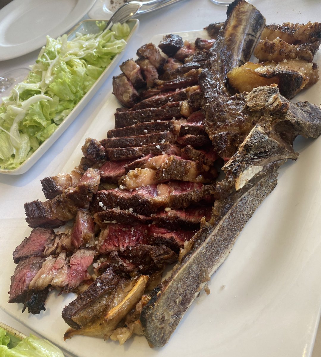 Hace mucho tiempo que no tomaba unas cocochas como estas. Directamente de Pasajes. Ni un lenguado de esta categoría (asturiano por cierto). Mas la chuleta. En 1881, de <a href="/GrupoSAGARDI/">GrupoSAGARDI</a> en el puerto de Barcelona.