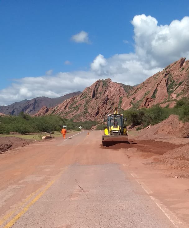 ⚠️Actualización ⚠️RN N68 entre La Yesera (km 28) y Santa Bárbara (km 37). Circular con precaución por trabajos de despeje de material aluvional y piedras. #VialidadNacional