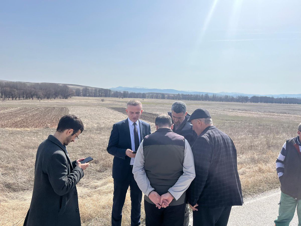 Sayın Kaymakamımız Erkan MİNUZ, Orman işletme şefi Burak ÇONTAR ve Çevre Şehircilik ve İklim Değişikliği Bakanlığı uzmanları ile ilçemizde aromatik bitkilerin yetiştirilebilmesi çalışmaları kapsamında Kırsakal köyünü ziyaret etti.