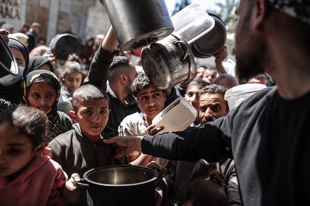 ويمكن للأطفال الآخرين أثناء شهر رمضان أن يأكلوا لحم الضأن والأرز، ولكن الأطفال في غزة ينتظرون الموت During Ramadan, other children can eat lamb and rice, but children in Gaza are waiting for death.#Gaza_life_matters #Gaza #GazaCeasefire