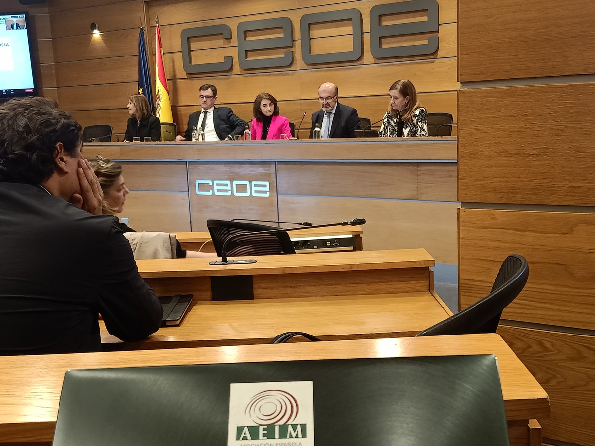 Esta tarde estamos en <a href="/CEOE_ES/">CEOE</a> Reunión de la Comisión de #industria y transición ecologica. Presentacion del Despacho Uria Menendez  sobre acuerdos de #sostenibilidad y derecho de la competencia. Abordamos temas fundamentales para el sector de la madera.