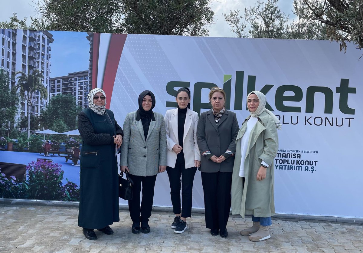 İl Kadın Kolları Başkanımız Ebru Kalfa Kaplan ve Yöneticilerimiz Büyükşehir Belediyemizin hayata geçireceği Spilkent Toplu Konut Projemisinin Defne ve Ardıç etaplarının temel atma törenine katılım sağladılar. Hayırlı olsun.
