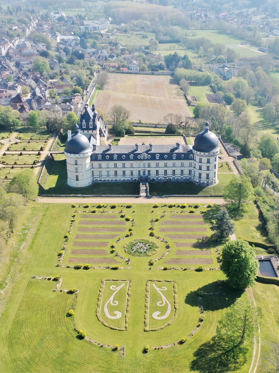 🔴 𝗥𝗘́𝗢𝗨𝗩𝗘𝗥𝗧𝗨𝗥𝗘 𝗟𝗘 𝟯𝟬 𝗠𝗔𝗥𝗦 🏰 | Entre Berry et Val de Loire, le #chateau de Valençay est le visage de l'art de vivre à la française... à partir du 30 mars, découvrez ce témoin de notre histoire et profitez de nombreuses animations ! 👨‍👩‍👧‍👦 #JeudiPhoto #ValdeLoire