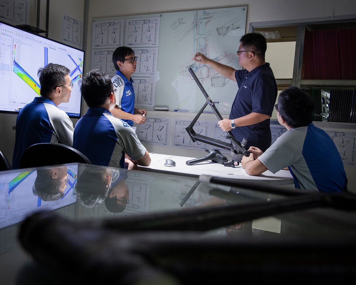 Giant_ESP's tweet photo. 👉Desde hace casi cinco décadas, Giant es el único fabricante del mundo, que mantiene un control total sobre la producción. Desde el hilo de carbono, hasta la tienda y finalmente tu casa. 
👉Más información → https://t.co/oFh3EfjQgo
#TheTotalRaceBike #MadeFaster https://t.co/8tm9PhTF5q