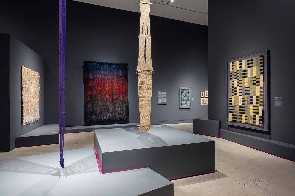 Olga de Amaral’s 1985 'Riscos en Sombra' is currently on view in ‘Weaving Abstraction in Ancient and Modern Art’ at The Metropolitan Museum of Art in New York. lissongallery.visitlink.me/SkGJrM Image: © The Metropolitan Museum of Art, photo by Hyla Skopitz.