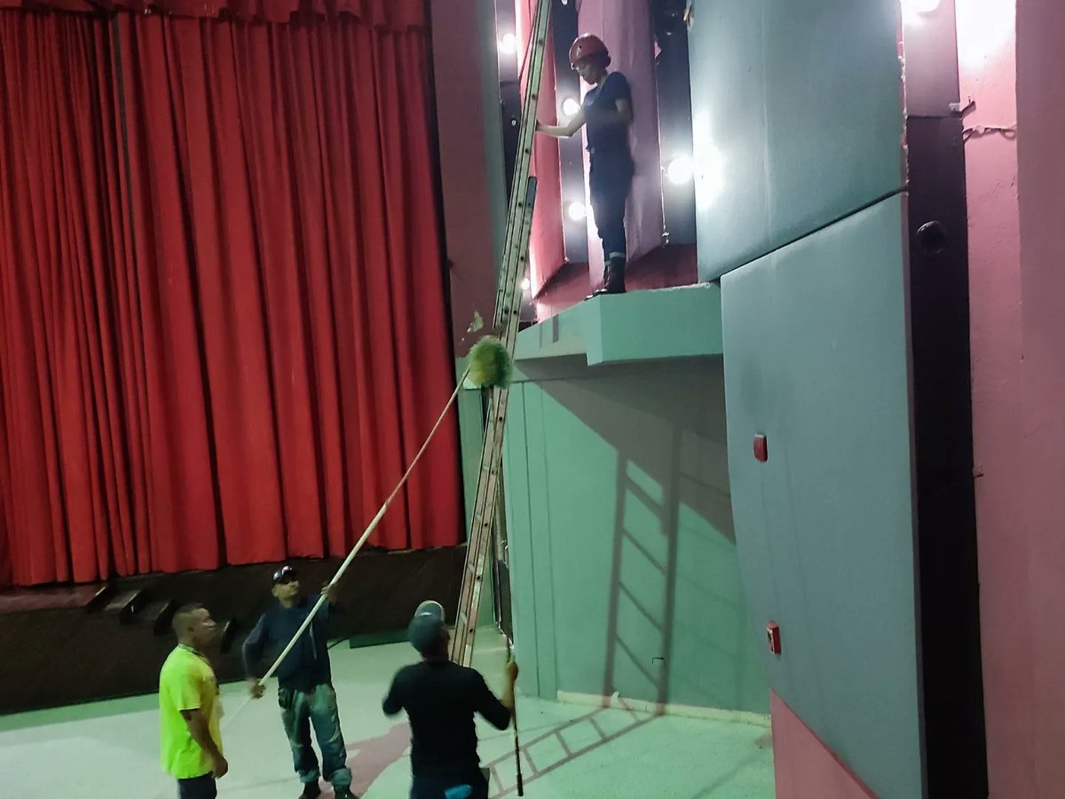 iceccojedes's tweet photo. Gracias al apoyo del Cuerpo de Bomberos del estado Cojedes en la mañana de hoy #14Marzo, se realizó la limpieza de telarañas de los paneles acústicos de la Sala "José Daniel Suárez Hermoso" del Complejo Cultural "Mauricio Pérez Lazo". https://t.co/P09tJhkI1o