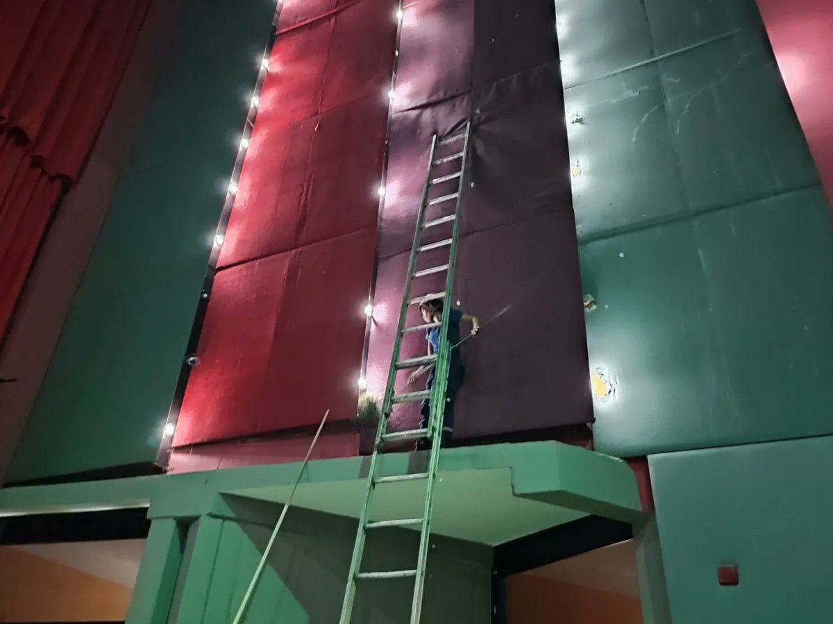iceccojedes's tweet photo. Gracias al apoyo del Cuerpo de Bomberos del estado Cojedes en la mañana de hoy #14Marzo, se realizó la limpieza de telarañas de los paneles acústicos de la Sala "José Daniel Suárez Hermoso" del Complejo Cultural "Mauricio Pérez Lazo". https://t.co/P09tJhkI1o