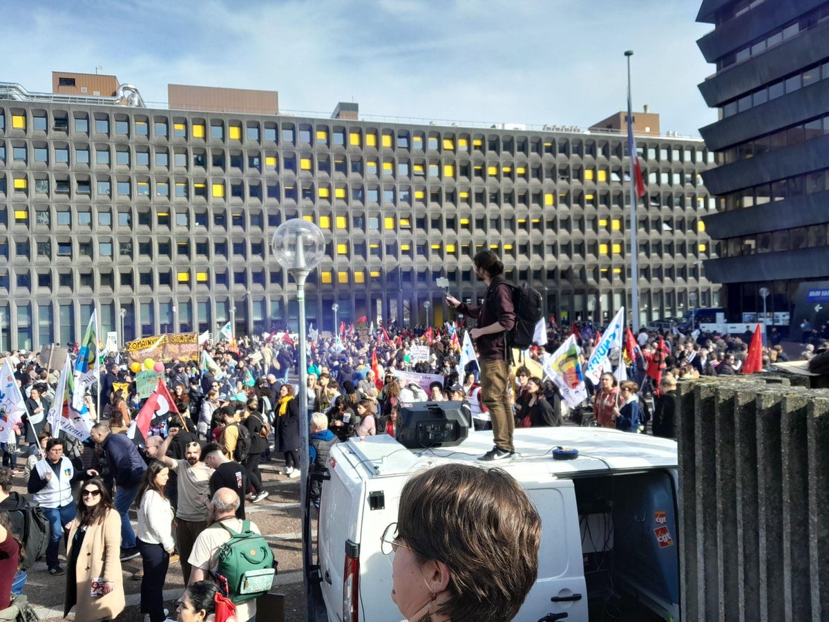 Très grosse manif dans le 93 pour réclamer un plan d'urgence. Partout sur le territoire, manifestons et faisons grève à partir du 19 mars pour des moyens, l'augmentation des salaires et contre le choc des savoirs !! @NBelloubet #greve #greve19mars #greve93