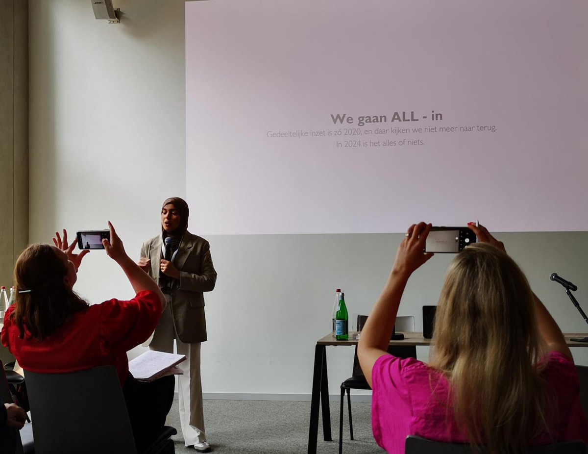 Inspirerende laatste sessie op #Binnenkoppers. Sana Sellami over Diversiteit &amp; Inclusie. 
Kritische noot: het publiek op Binnenkoppers is en blijft overwegend wit.