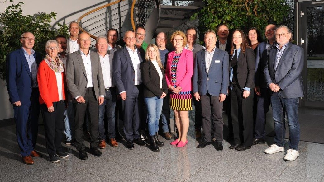 Presse BKK LV Bayern (@bkklvbayern) on Twitter photo Der #BKK Verwaltungsrat des <a href="/BKKLVBayern/">Presse BKK LV Bayern</a> konstituiert sich neu und mahnt den Gesetzgeber, die Beitragszahlenden nicht nicht stetig weiter zu belasten bkk-bayern.de/presse/pressei…
#Selbstverwaltung #WirsindGKV Der #BKK Verwaltungsrat des <a href="/BKKLVBayern/">Presse BKK LV Bayern</a> konstituiert sich neu und mahnt den Gesetzgeber, die Beitragszahlenden nicht nicht stetig weiter zu belasten bkk-bayern.de/presse/pressei…
#Selbstverwaltung #WirsindGKV
