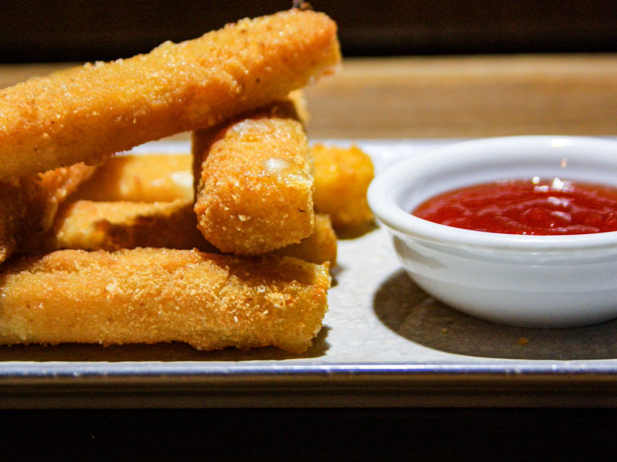 100% casolans, súper cruixents i amb un sabor irresistible! Així són els nostres fingers de formatge gouda 🧀

Els acompanyem amb melmelada de tomàquet 🍅 i la combinació és... 🤤

No te'ls pots perdre!