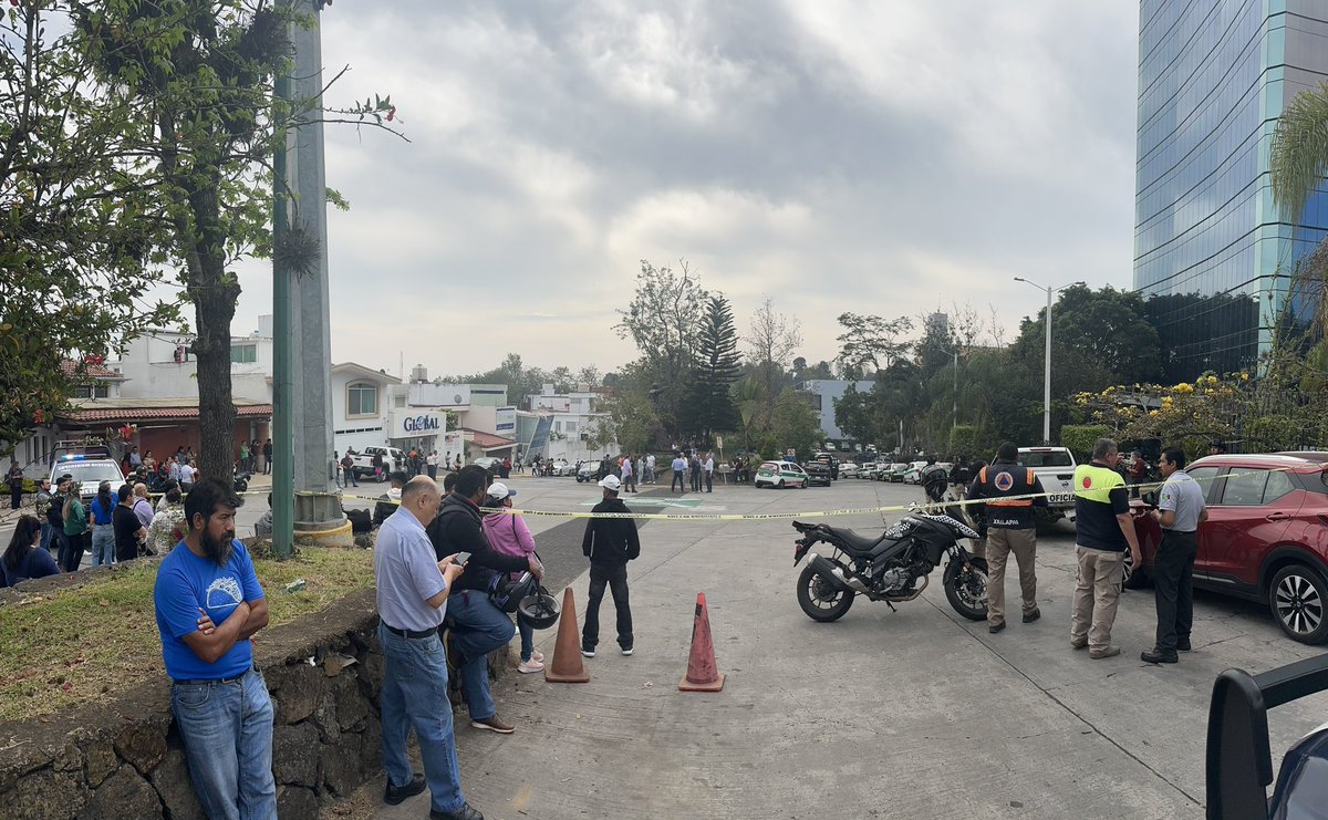 ivan_aburtos's tweet photo. Alguien sabe porque evacuaron torre ánimas #Xalapa #TorreAnimas https://t.co/jUNR8wCslr