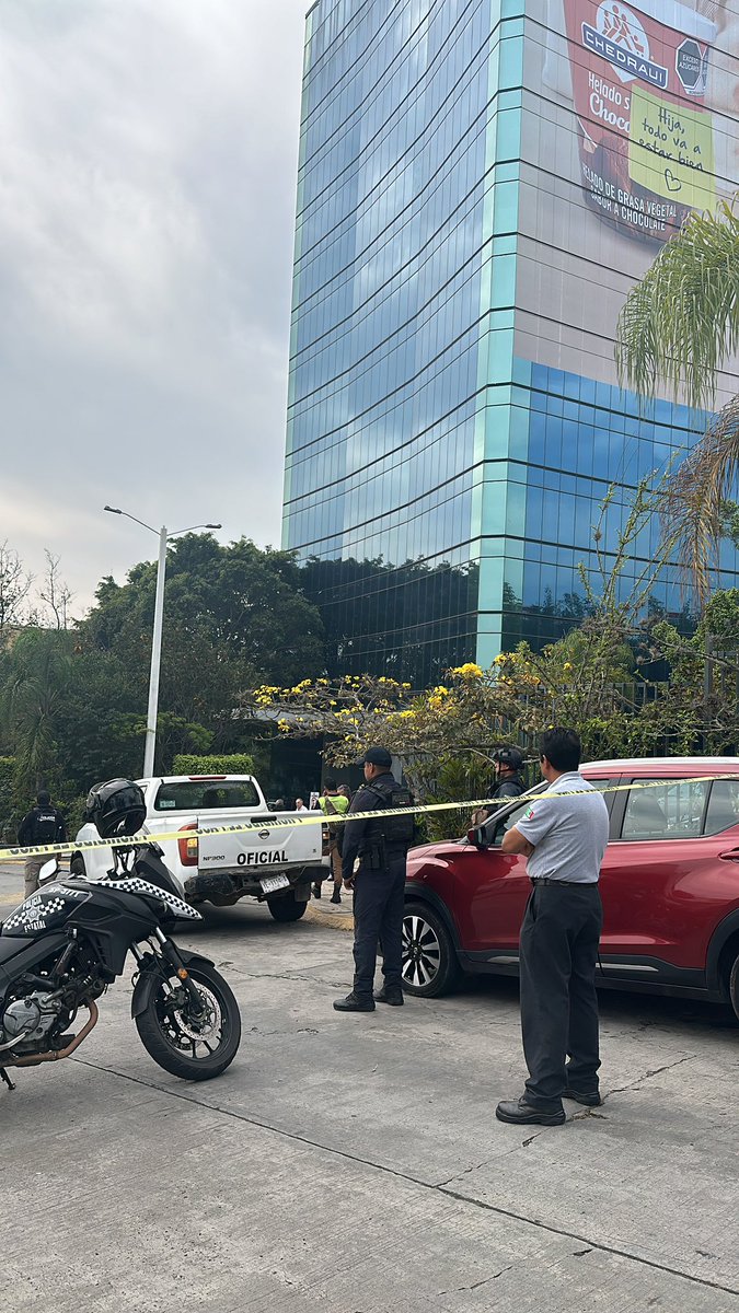 ivan_aburtos's tweet photo. Alguien sabe porque evacuaron torre ánimas #Xalapa #TorreAnimas https://t.co/jUNR8wCslr