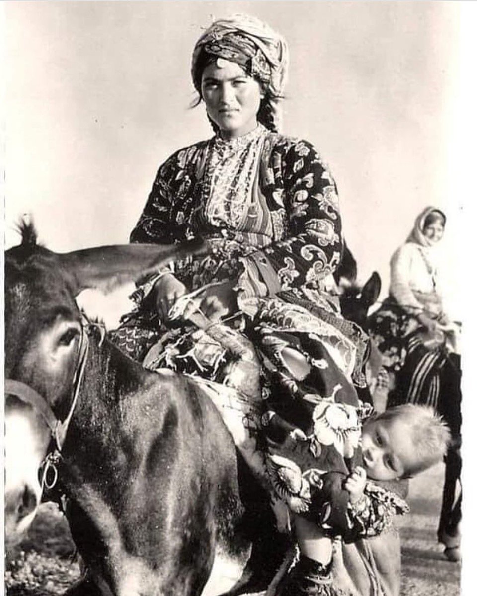tarihiiimerak's tweet photo. Heybesinde çocuğuyla Anadolu’dan bir yörük kadını, 1940. https://t.co/uMLH4fDvxI