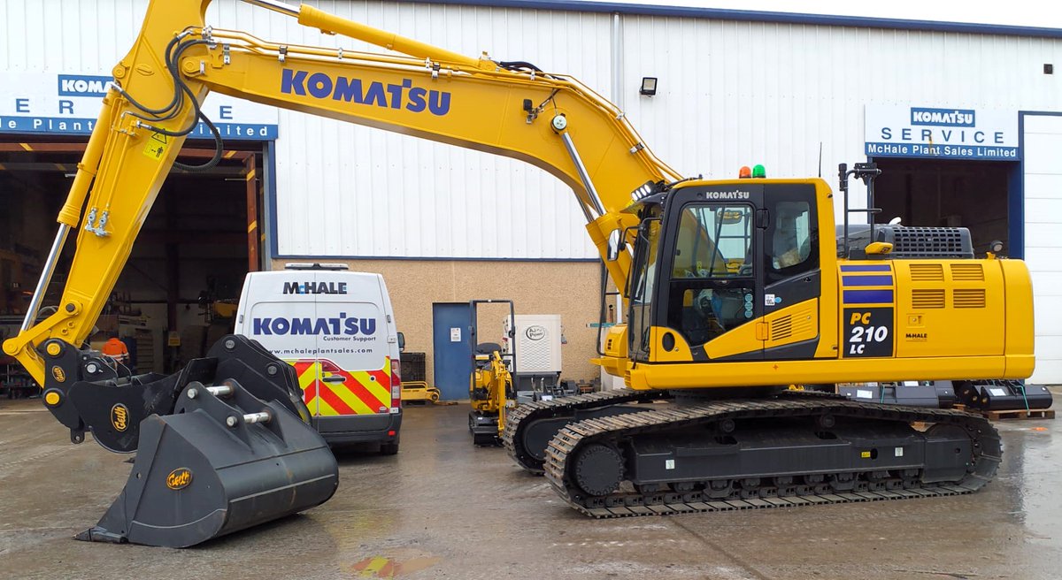 McHalePlantSale's tweet photo. A new Komatsu PC210LC-11 ready for delivery to Novot Holdings Ltd, complete with extra hydraulic lines, LED Light pack, KomVision, additional safety beacons, 700mm pads, Geith triple lock hydraulic hitch and a full bucket set.
#komatsu #geith #construction #excavator #service https://t.co/9y0mFV9poi