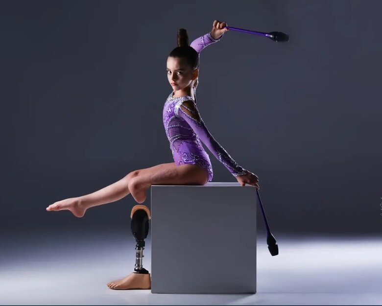 Little🇺🇦gymnast Oleksandra Paskal, who lost her leg in 2022 as a result of🇷🇺missile attack on #Odesa region, continues to train & participate in artistic gymnastics competitions.🇺🇦children experience terrible tragedies. However, they demonstrate fantastic willpower& zest for life