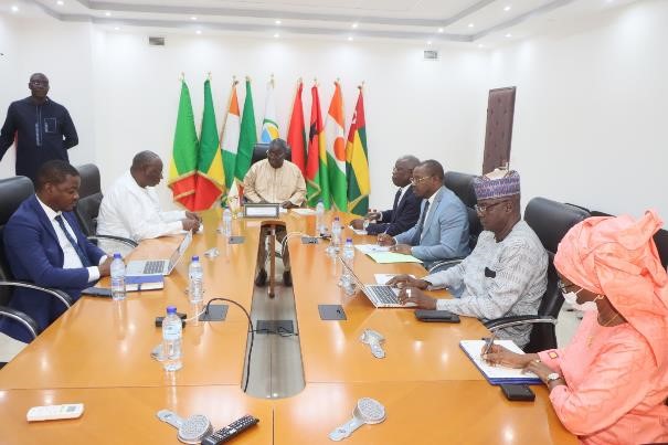 UEMOA_Officiel's tweet photo. Le Président du #ConseildesCollectivitésTerritorialesdelUEMOA, #OumarBA a été reçu par le Président de la @UEMOA_Officiel, #AbdoulayeDIOP, ce 14 mars 2024 à #Ouagadougou. Les échanges ont porté sur le processus d’intégration régionale et les grands chantiers de l’Union. https://t.co/O1rJ3oXxYu