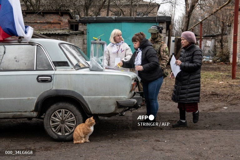 JakeCordell's tweet photo. Voting in Russia's presidential election underway in occupied Ukraine

📷AFP stringer https://t.co/hqpXRkDMBJ