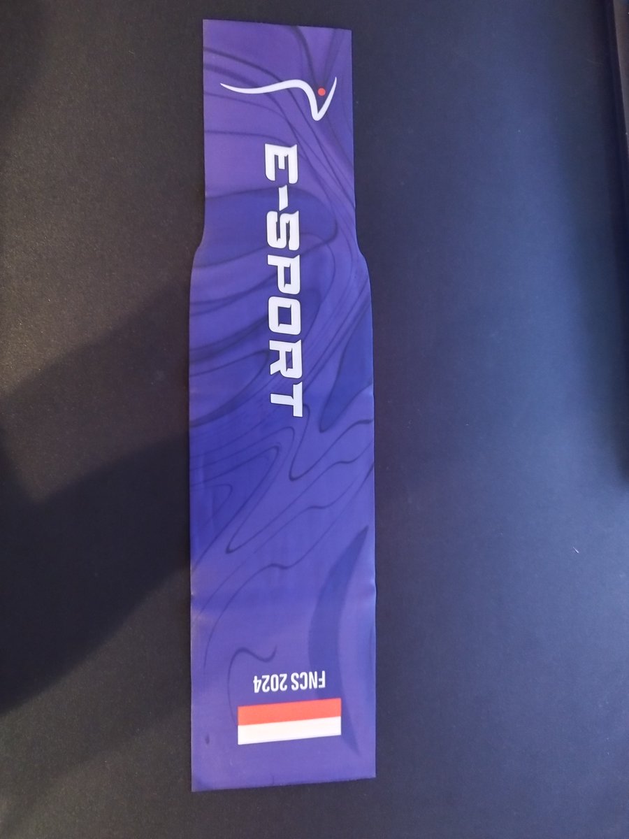 Dzięki za rękawek <a href="/TeamACTIVE__/">Team ACTIVE</a> <a href="/KrzychT/">KRZYCH_TV</a> 
 na pewno spoko pamiątka będzie , bo jak wiemy gram na padzie 😅 (ale quality spoko i na łapie też git siedzi, więc spoko sprawa jak ktoś nie ma)