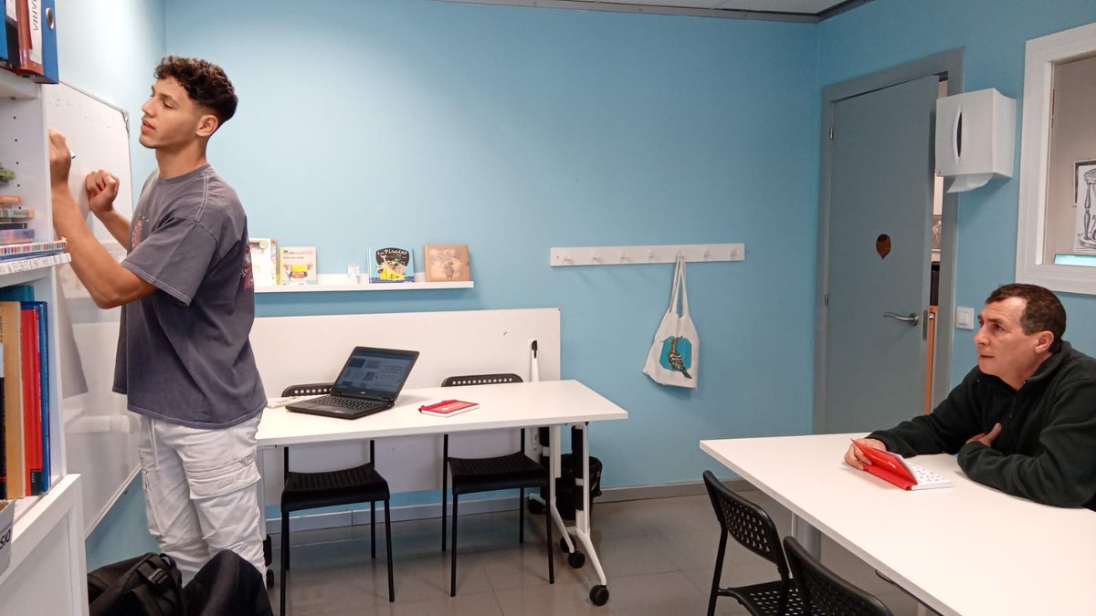 ✓ El Projecte d’ Acollida Lingüística inclou també el curs d’alfabetització i català/castellà per a nouvinguts.
✌️ Poder dir la teva paraula, escriure-la i llegir el que altres han deixat escrit, és un principi de llibertat que tothom hauria de poder gaudir. #solidaritat